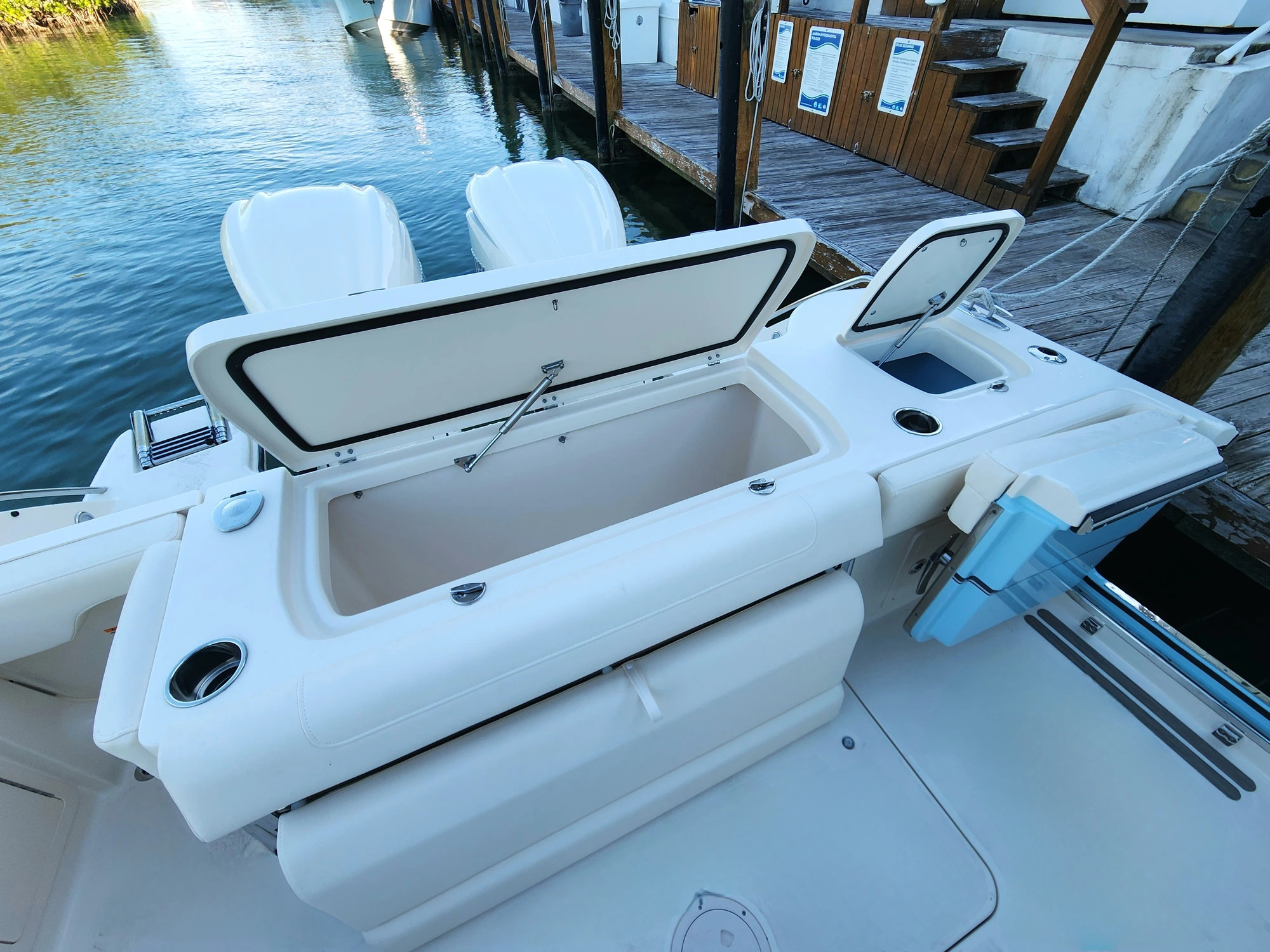 Grady-White  Freedom 325 Dual Console